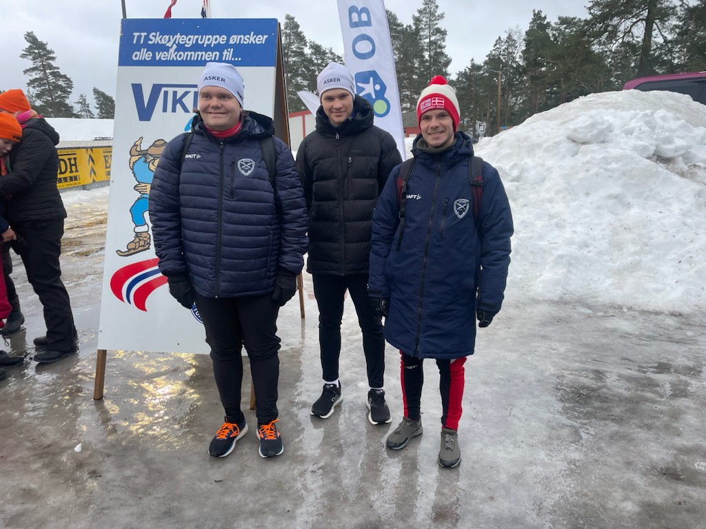 Emil with skaters in Asker club kit on a winter race day